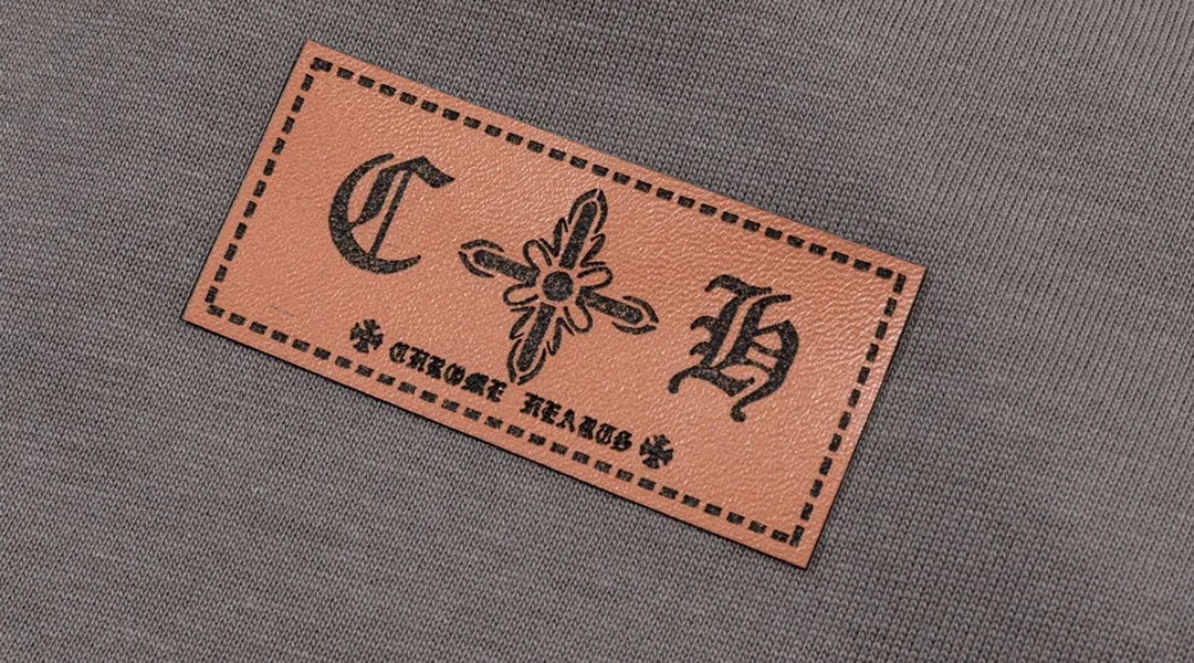 P200 CHROME HEARTS LoGo is fashionable and elegant, with a dropped shoulder style. The fabric is made of 26s double-yarn combed cotton compact spinning yarn with a weight of 280. It is matched with 1*1 Salona rib. The fabric is fermented and has a loose fit. Color: dark gray size: S～XXL